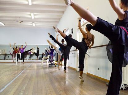 Así comienza el día en la compañía, con una clase a las 9 de la mañana para todos los bailarines.