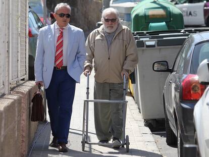 El exalcalde de O Grove Alfredo Bea Gondar se dirige a los juzgados de  Collado Villalba con su andador y acompañado por su abogado. 