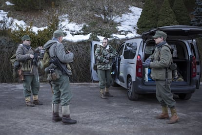 El grupo de recreación en el párking de La Molina con su transporte, que no es precisamente un semioruga de la Wehrmacht.