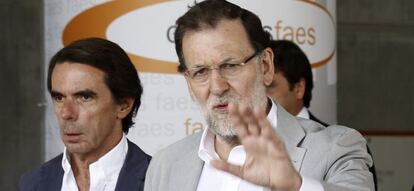 Jos&eacute; Mar&iacute;a Aznar (izquierda) con Mariano Rajoy este verano en el campus Faes.