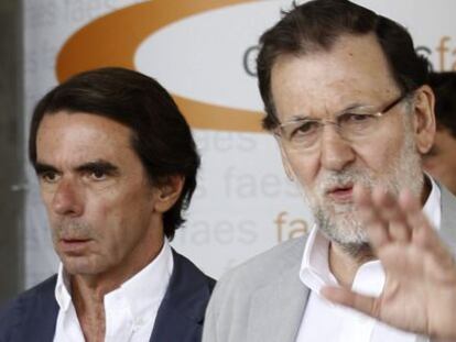 Jos&eacute; Mar&iacute;a Aznar (izquierda) con Mariano Rajoy este verano en el campus Faes.