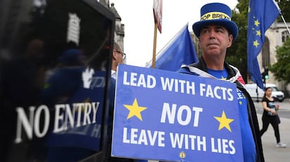 Un ciudadano británico se manifiesta en Londres en contra del Brexit.