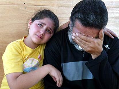 Un preso iraquí rompe a llorar durante la visita de su hija en la cárcel de Abu Ghraib, cerca de Bagdad.
