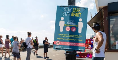 Carteles que advierten la necesidad de mantener distancia entre personas para prevenir el coronavirus en Southend, Esex, Reino Unido.