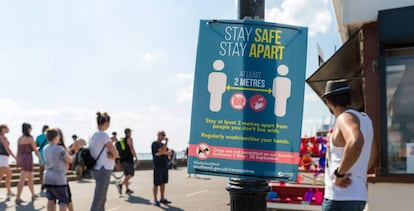 Carteles que advierten la necesidad de mantener distancia entre personas para prevenir el coronavirus en Southend, Esex, Reino Unido. 