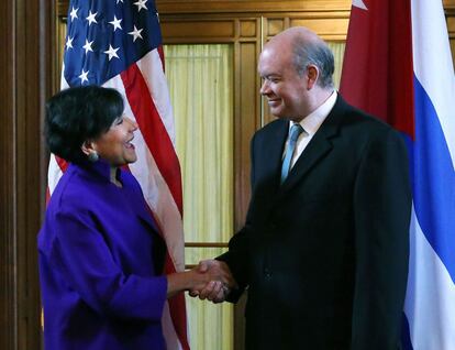 Pritzker y Malmierca se saludan al inicio de su reuni&oacute;n en Washington