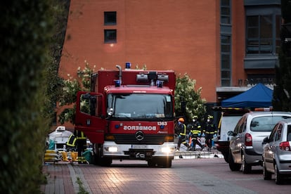 Bomberos desinfectan este viernes la residencia Monte Hermoso, en Madrid, donde un brote de coronavirus ha causado más de 20 muertes.