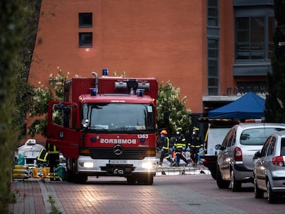 Bomberos desinfectan este viernes la residencia Monte Hermoso, en Madrid, donde un brote de coronavirus ha causado más de 20 muertes.