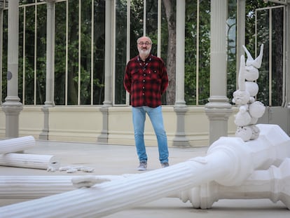 Pep Agut (en la imagen) ante una de sus obras, titulada 'Meridiano de Madrid: sueño y mentira', en el Palacio de Cristal de El Retiro.