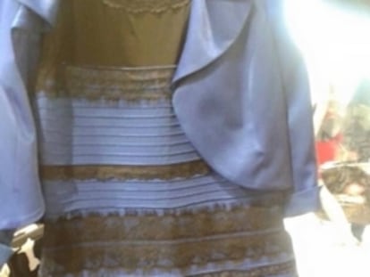 Un detalle del vestido, que era azul y negro.