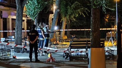 La policía recoge muestras e inspecciona el escenario en el que cinco jóvenes resultaron heridos en un presunto ataque de bandas en Carabanchel el 18 de septiembre.