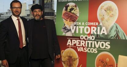 El alcalde de Vitoria, Javier Maroto, a la izquierda, junto al actor Karra Elejalde, durante la presentación este miércoles en Madrid de la campaña 'Ocho aperitivos vascos'.