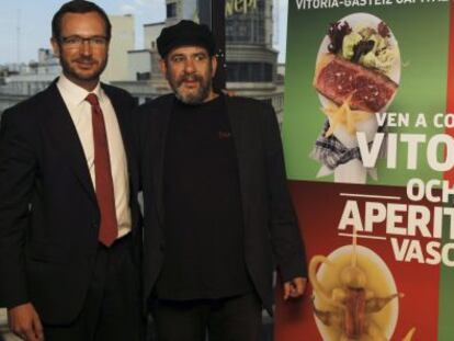El alcalde de Vitoria, Javier Maroto, a la izquierda, junto al actor Karra Elejalde, durante la presentación este miércoles en Madrid de la campaña 'Ocho aperitivos vascos'.