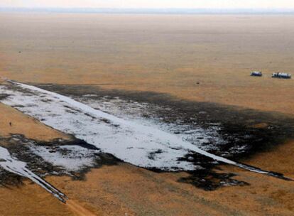 Imagen del vertido de petróleo en un campo al sur de Marsella (Francia).
