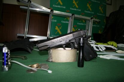 Una de las pistolas con las que amenazaban a sus víctimas.