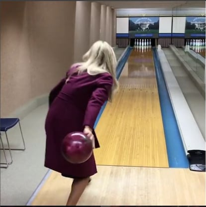 Donald Trump Jr. y su familia decidieron además jugar a los bolos en la Casa Blanca. La sala fue construida durante el mandato de Richard Nixon en 1969. En la imagen, Vanessa Trump, nuera del presidente de EE UU, fue una de las primeras en animarse a jugar.