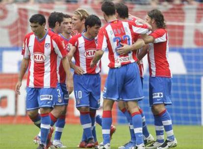 Los rojiblancos celebran el gol de Raúl García