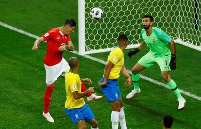 Steven Zuber marca el primer gol de Suiza, que supone el empate ante Brasil.