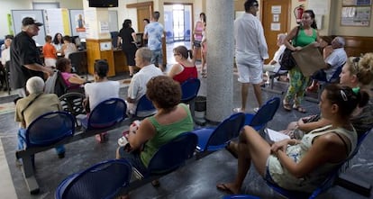 Sala de espera de un centro de salud de Benalm&aacute;dena, en M&aacute;laga.