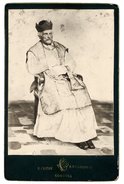 R. Castro es el estudio fotográfico de Córdoba que hizo esta fotografía de un clérigo fallecido, al que se colocó sentado y con su hábito. La imagen es del último tercio del siglo XIX.