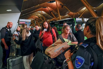 Controles de viajeros en uno de los accesos al aeropuerto Adolfo Suárez Madrid-Barajas, este miércoles.