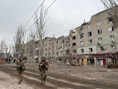 Dos soldados ucranios esta semana en la ciudad de Bajmut, asediada por las tropas rusas y donde la situación se ha vuelto extrema.
