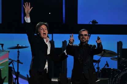 Paul McCartney y Ringo Starr juntos en el escenario de la ceremonia de los Grammy 2014.