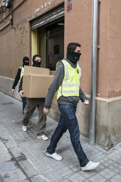 Los 'mossos', en el registro de uno de los registros el 19 de febrero.