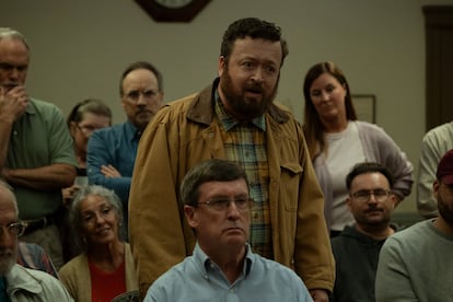 Neil Casey es Kurt en 'La maldición de Widow's Bay', de Apple TV.