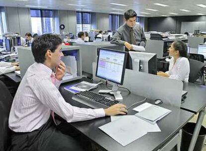 Empleados de Daemon Quest en su sede de Torre Picasso en Madrid.