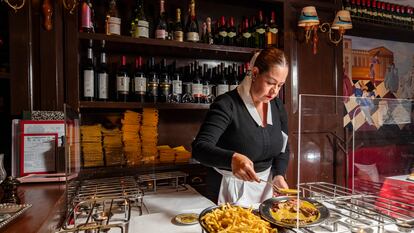 Una mesera sirve el el entrecot con papas a la francesa en Le Relais de Venise, en Ciudad de México.