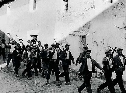 En el lado republicano la penuria se palpa desde el principio. En esta imagen, milicianos mal armados  van a combatir en un pueblo extremeño en 1936