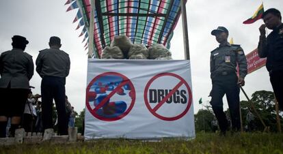 La policía de Myanmar recolectan droga antes de que sea destruída.