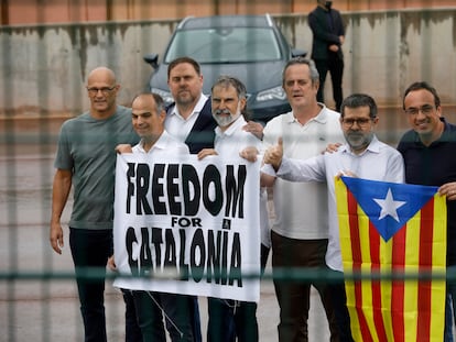 Los exconjeros Raül Romeva, Jordi Turull, Quim Forn y Josep Rull, el líder de ERC Oriol Junqueras, el presidente de Òmnium Jordi Cuixart, y el secretario general de Junts Jordi Sànchez Josep Rull, al salir de la prisión de Lledoners, el 23 de junio de 2021.