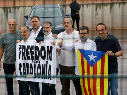 Los exconsellers Raül Romeva, Jordi Turull, Quim Forn y Josep Rull, el líder de ERC Oriol Junqueras, el presidente de Òmnium Jordi Cuixart, y el secretario general de Junts Jordi Sànchez Josep Rull, al salir de la prisión de Lledoners, el 23 de junio de 2021.