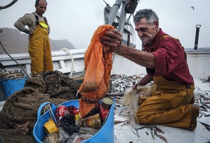 Un marinero separa la basura recogida durante la pesca en aguas cercanas a Vila Joiosa (Alicante).