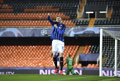 Ilisic celebra uno de sus goles contra el Valencia.