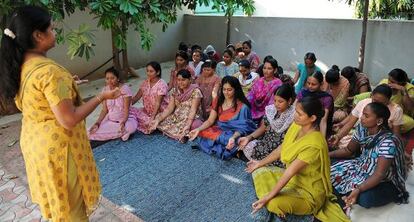 La doctora Nayna Patel en una clase de yoga con madres de alquiler.