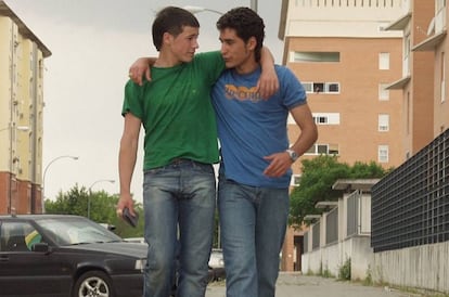 ¿Qué debemos responderle a nuestro hijo si quiere saber, más allá de una definición de 14 palabras, qué es el feminismo? En la imagen, unos adolescentes Juan José Ballesta y Jesús Carroza, en la película '7 vírgenes' (2005).
