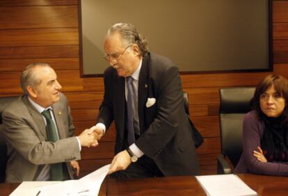 El consejero de Vivienda, Obras Públicas y Transportes, Iñaki Arriola y el alcalde de Bilbao, Iñaki Azkuna, tras la firma del convenio.