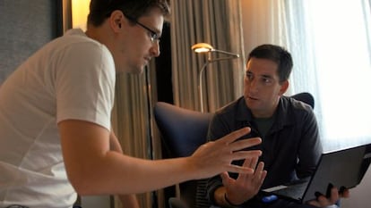 Snowden y Greenwald hablando en su habitaci&oacute;n en Hong Kong, en una escena del documental. 