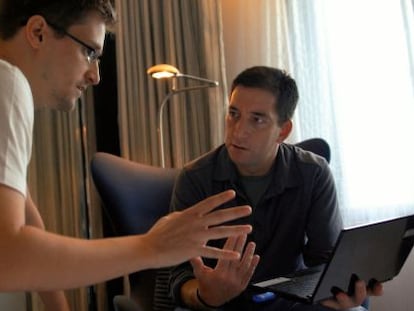 Snowden y Greenwald hablando en su habitaci&oacute;n en Hong Kong, en una escena del documental. 