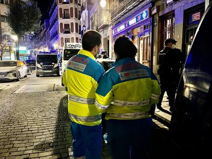 Agentes de la policía y sanitarios del Summa, anoche, en el lugar del suceso en Madrid.