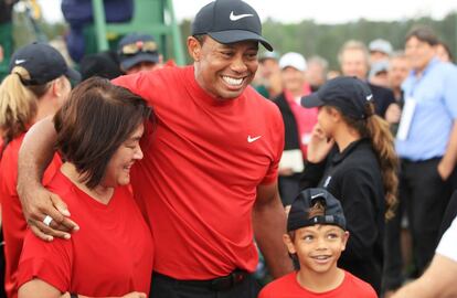 Tiger Woods abraza a su madre y a su hijo, Charlie Axel, tras ganar el Masters de Augusta el pasado día 14 .