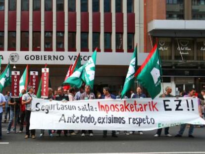 Concentración de delegados de la Ertzaintza ante la sede del gobierno vasco, en Bilbao.