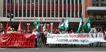 Concentración de delegados de la Ertzaintza ante la sede del gobierno vasco, en Bilbao.