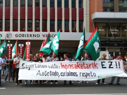 Concentración de delegados de la Ertzaintza ante la sede del gobierno vasco, en Bilbao.