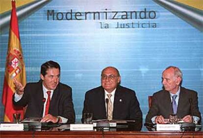 José María Michavila, Francisco José Hernando y Jesús Cardenal, ayer, en un acto institucional. PLANO MEDIO - ESCENA