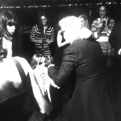 La pista de baile tuvo un invitado de excepción y casi inesperado, Karl Lagerfeld (de espaldas).