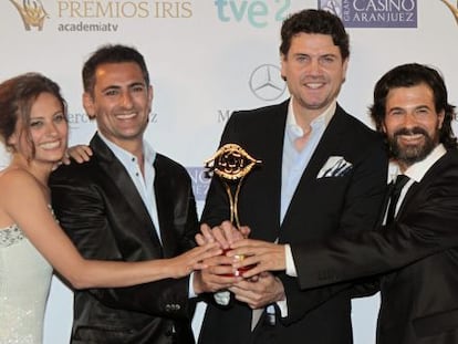 Marcelo Pacheco y Pepe Reyes, galardonados por Isabel entre Michelle Jenner y Rodolfo Sancho. 